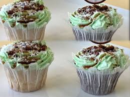 Pandan butter cake with gula melaka buttercream frosting sounds and tastes divine. 12 Pieces Ondeh Pandan Cupcake With Gula Melaka Halal Cake Delivery Singapore Singapore Online Cake Shop
