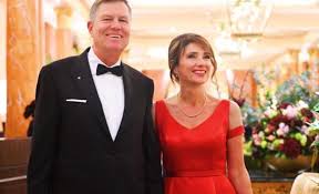 El este un politician român de etnie germană, care e din 21 decembrie 2014 președintele româniei. Carmen Iohannis La Slujba De Craciun Cum S A Imbracat Sotia Lui Iohannis