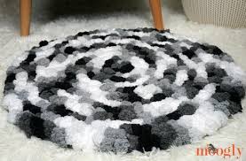 Easy diy pom pom rug. Super Easy Non Slip Pom Pom Rug Allfreecrochet Com