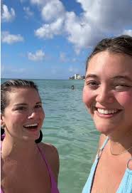 Happy accident I guess 🤷‍♀️🌊🌺 @Julz Dunne @Julz “Livvy’s Sister” Dunne  #waikiki #hawaii #oahu #island #honolulu @delta