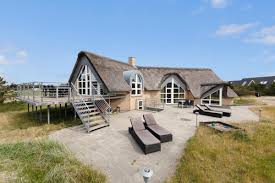 In Diesem Traumhaften Luxus Ferienhaus Fehlt Es An Nichts Insgesamt 12 Personen Konnen Mitreisen Und Die Vor Ferienhaus Ferienhaus Danemark Blavand Ferienhaus