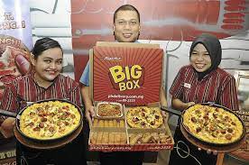 Along with this, you will get a wide range of rings and pastors with garlic bread, cheese sticks, breadsticks. Whole Box Of Delights From Pizza Hut Via Two New Promotions The Star