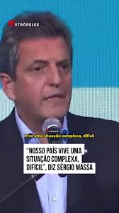“Nosso pais vive uma situação complexa, difícil”, diz Sérgio #Massa.  Candidato governista à presidência argentina agradeceu aos mais de 8  milhões de votos que lhe garantiram o 1º lugar no primeiro ...