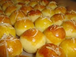 Olesi atas kue nastar nanas keju tadi dengan bahan olesan kemudian langsung beri taburan keju parut atau cengkeh untuk toppingnya. 4 Resep Nastar Istimewa Untuk Keluarga Dan Cara Membuatnya Ragam Bola Com