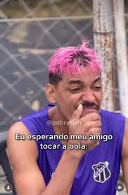 Meninos Torcendo Para O Amigo Pegar A Bola