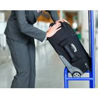 42x32x25cm și trebuie să încapă sub scaunul din fața dumneavoastră. Wizz Air Bagaje De Mana De La 129 Lei Travelkit