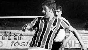 No dia 27 de janeiro de 1930, às 14 horas, foi assinada a ata de fundação do são paulo futebol clube, no número 28 da praça da república, 4 nascido da união entre a associação atlética das palmeiras e o club athlético paulistano, ficando como data magna do clube o dia 25 de janeiro de 1930, 5 dia e mês de preferência de seus fundadores por se tratar da data em que foi fundada. Milton Neves Veja Os Cinco Maiores Jogadores Da Historia Do Spfc Saopaulo Blog