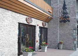 14 rooms from £82 per night this luxury hotel is nestled in the heart of canada's jasper national park. Park Place Inn Hotels In Jasper Audley Travel