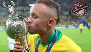 Milan'nın transfer listesinde yer alan Everton Sousa Soares kimdir?