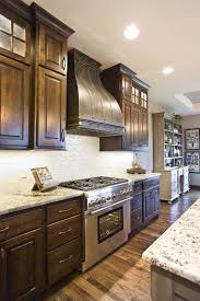 72 Lovely Kitchen Backsplash With Dark Cabinets Decor Ideas Kitchendesign Kitchendecor K Rustic Kitchen Espresso Kitchen Cabinets Kitchen Decor Inspiration