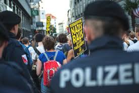 Das haben wir mehrmals bewiesen. der treffpunkt für die großdemonstration gegen die einschränkungen der freiheit und grundrechte ist auch dieses mal wieder um 13 uhr auf dem. 20 Juni Demo Gegen Die Regierung In Wien Wieden