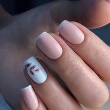 Las niñas también pueden decorarse las manos en ocasiones especiales. Unas Blancas Decoradas Ideas Para Inspirarte 2021