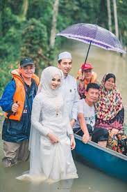 Potret Manisnya Pengantin Yang Gelar Pernikahan Di Tengah Banjir Viral Pernikahan Pengantin Thailand