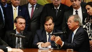 O presidente jair bolsonaro acompanhado do ministro paulo guedes foram surpreendidos na saída do alvorada em direção ao planalto. Ha Uma Divisao Entre Bolsonaro E A Equipe Economica De Guedes Diz Maia