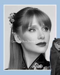 在本期杂志中，镜头下最闪耀的明星是中美混血模特黛西·康（Daisy Kang）。她以既温柔又坚定的气质，重新诠释了极简主义之美。在这个充满飘逸面料、利落剪裁与柔和粉彩色调的时尚专栏中，黛西带领我们踏上了一段优雅的旅程——在时尚与自我之间，找到和谐交汇的那一刻  ...