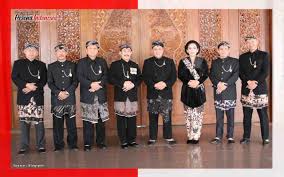 Memperkenalkan kebaya pakaian jawa wanita. Baju Adat Jawa Penjelasan Dan Gambar Lengkapnya