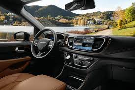 Explore the interior of the 2021 chrysler pacifica minivan. 2021 Chrysler Pacifica Hybrid Minivan Interior Review Seating Infotainment Dashboard And Features Carindigo Com