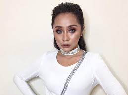.ika nabila difahamkan telah bercuti ke thailand, di mana sepanjang berada di negara tersebut, pelakon wanita itu telah sempat memuat naik beberapa foto menariknya dilaman akaun instagram. Ika Nabila Tak Serik Dipukul Pengarah Drama News Features Cinema Online