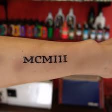 Hint müzikleriyle dans ediyor ve hint motiflerinin olduğu dövmeleri. Besiktas Dovme Tattoo Piercing Makyaj Romen Rakami 1903