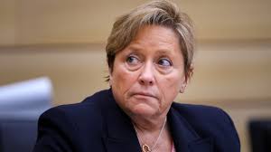Früherer beginn der weihnachtsferien eisenmann will keine notbetreuung organisieren. Eisenmann Verteidigt Ferienstart Am 23 12 Swr Aktuell