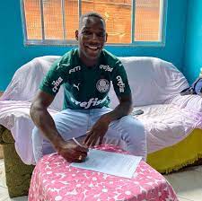 Ele foi interceptado nesta segunda por membros de uma torcida organizada do time alviverde na saída de um local no tatuapé, na zona leste de são. Palmeiras Renova Contrato Do Volante Patrick De Paula Palmeiras Ge