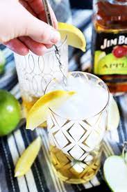 Mix 1 part jim beam® apple with 2 parts club soda and garnish with a lemon wedge for an always in season taste. Jim Beam Apple And Soda Cocktail Recipe Cake N Knife