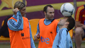 La roja comenzó perdiendo con un insólito autogol a los 20 minutos de juego, cuando el portero unai simón no pudo controlar un pase largo de su. Eurocopa 2012 Croacia Espana Del Bosque Prueba Con Cesc Y Torres Juntos Rtve Es