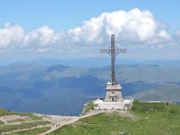 Ridicată la altitudinea de 2.291 de metri, crucea a fost cea mai mare construcţie făcută la asemenea altitudine în ţara noastră. Travel Tell The Story MunÈ›i Din Romania Cum Ajungi La Crucea Eroilor De Pe Caraiman