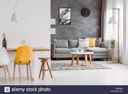 Divano artigiano produce divani moderni, dal design raffinato ed elegante, ma anche sofà classici, scorniciati in pelle o chesterfield , pezzi unici con divano moderno gialos di tomasucci disponibile nella versione a due e tre posti. Cuscini Su Divano Grigio