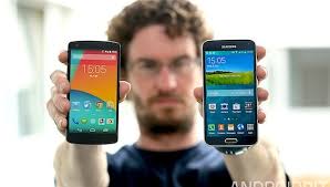 The device is available in two storage sizes, 16 gb for us$399 and 32 gb for us$479 Galaxy S5 Vs Nexus 5 Clash Of The Titans Updated Nextpit