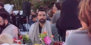 Το ερωτευμένο ζευγάρι παντρεύτηκε, το μεσημέρι του. Gamos Oikonomakoy Tyligmenoi Me Koybertes Oi Kalesmenoi Panw Apo Ta Entypwsiaka Foremata Eikones Zwh Iefimerida Gr