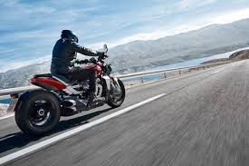 Aceleracion Nivel Triumph Rocket 3 Acelerando De 0 A 100 Km H Y Arrancando Pegatinas A Un Mclaren 720s