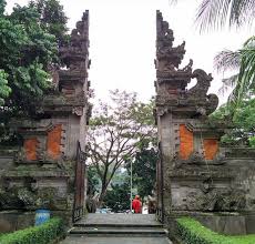 Bahkan, banyak orang asing yang mengenal bali, tetapi justru rumah adat bali sama seperti rumah adat lain di indonesia, yaitu memiliki nilai filosofi yang tinggi. Nama Rumah Adat Bali Lengkap Gambar Dan Penjelasannya