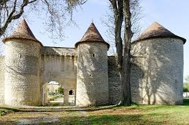 Un Chateau Fortifie Du Xiii Eme Siecle En Poitou Charentes Chateau Le Manoir Escalier En Pierre