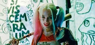 A prova disso é que a atriz repetiu o papel em aves de rapina e retornará em breve como arlequina no filme de james gunn, o esquadrão suicida. Margot Robbies Harley Quinn Film Findet Bosewicht Der Schon In Gotham War