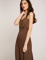 La robe longue est la pièce maîtresse incontournable pour composer un look chic et romantique. Robe Longue Evasee Taille Smockee Kaki Morgan Robe Morgan Ventes Pas Cher Com