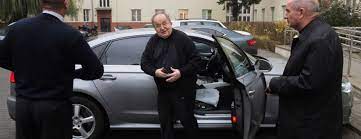 Tadeusz rydzyk skomentował doniesienia, jakoby jeździł. Rydzyk Ma Samochod Za 5 Milionow Na To Potrzebowal Kopert Od Wiernych Planeta