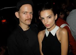 Bis heute war nicht einmal klar, dass ihre langzeitbeziehung mit jeff magid überhaupt beendet war. Emily Ratajkowski Grosse Gewicht Korperstatistik