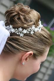 Beste hochsteckfrisuren hochzeit mit schleier von heiraten mit diadem die perfekte ergänzung zum schleier. Brautfrisur Mit Eingeflochtenem Schleier Und Diadem Wir Sagen Ja