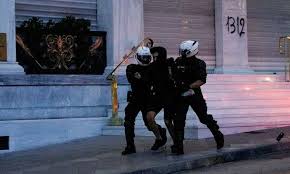 Επεισόδια σημειώθηκαν νωρίτερα στην πορεία υπέρ του καταδικασθέντα δολοφόνου της 17ν, δημήτρη κουφοντίνα στο κέντρο της αθήνας. Epeisodia Sto Kentro Ths A8hnas Dyo Prosagwges Meta Thn Poreia Gia Ton Floint Pics Fosonline