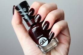 Tyto nové laky by měly na nehtech vydržet srovnatelně s gel laky, ale na rozdíl od nich je není třeba zatvrzovat pod lampou. My New Beauty Book Gelova Manikura So Sally Hansen Miracle Gel Recenzia