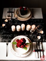La Tavola Apparecchiata Per Una Cena Di Lusso Nel Segno Del Rosso Del Bianco E Del Nero Cena Per Due Tavolo Romantico Cene Romantiche