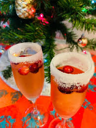 Christmas festive drinks with champagne : The Perfect Holiday Champagne Cocktail Under 100 Calories