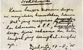 Aug 14, 2020 · perundingan mengenai naskah teks proklamasi kemerdekaan indonesia dilaksanakan di rumah laksamana maeda pada 16 agustus 1945 malam hari. Naskah Asli Teks Proklamasi Akan Dihadirkan Saat Upacara Di Istana Merdeka