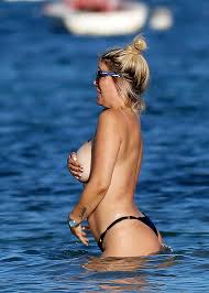 Wanda Nara paparazzata in topless a Ibiza: il dettaglio osè non sfugge ai  fan