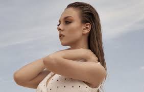 Madrid @luciadelriomanagement de aquellas que hicieron de la vida este rincón sensible, luchador Ester Exposito Biografie Fakten Lieblingsfilm Lieblingsfarbe Freunde