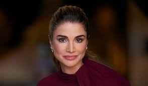 Rania de Jordania lleva el vestido rojo ideal para definir cintura