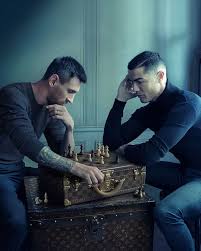 Quién | Annie Leibovitz captó este momento en el que Leo Messi y Cristiano Ronaldo dejaron las canchas para medirse en un partido de ajedrez. El... | Instagram