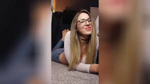 lizzysloansoles soles in the pose teasing ASMR