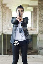 Kostenlose lieferung für viele artikel! Fbi Agentin Fototapete Fototapeten Polizistin Schusswaffe Handschellen Myloview De